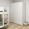 FLEXA Roomie Kleiderschrank mit 3 Türen und 2 Schubladen und eichefarbenen Bedienknöpfen Einrichtungsbeispiel